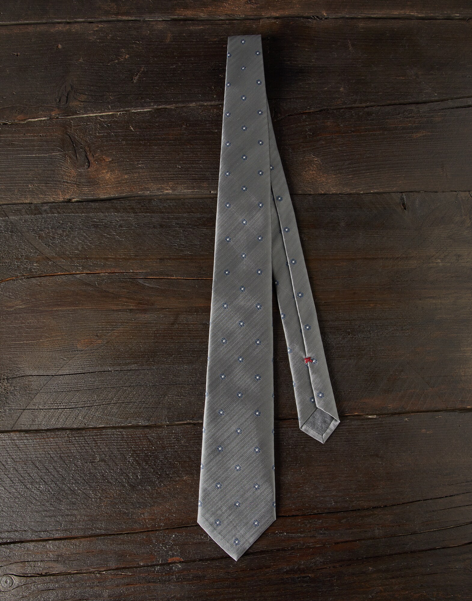 Silk necktie