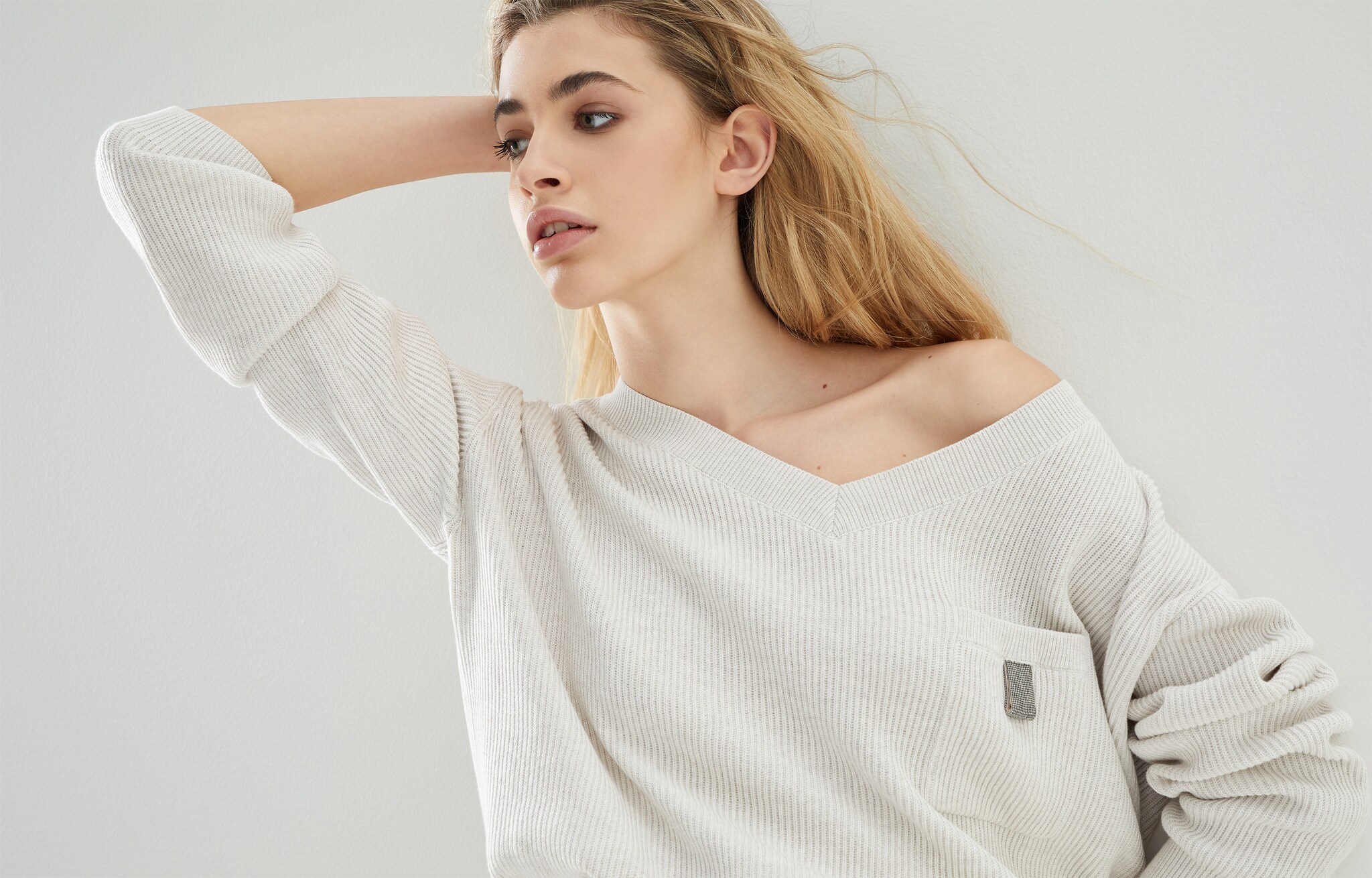 V-neck - Horizontal view