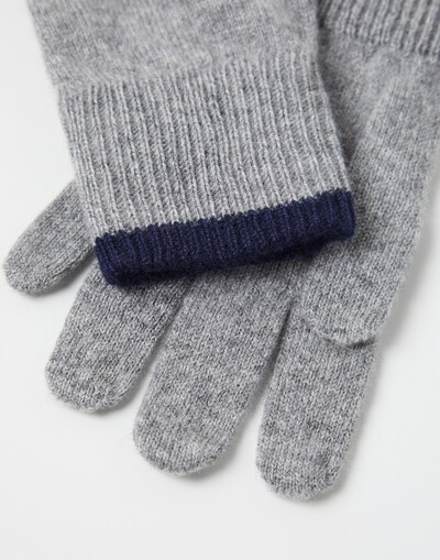 Gloves & Scarves - Detail view