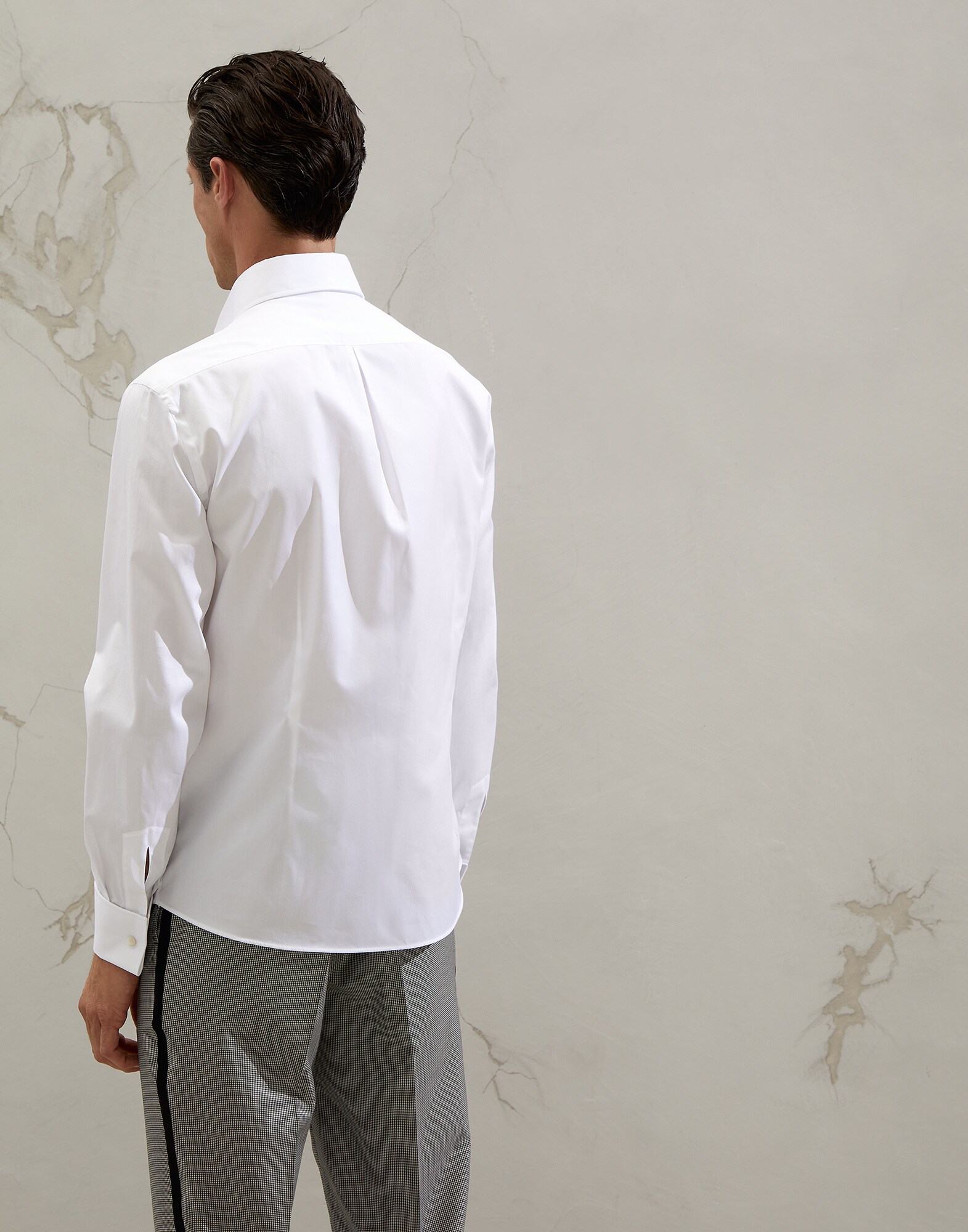 礼服衬衫 - 背面视角