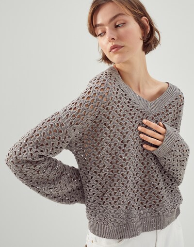 V-neck - Editorial view