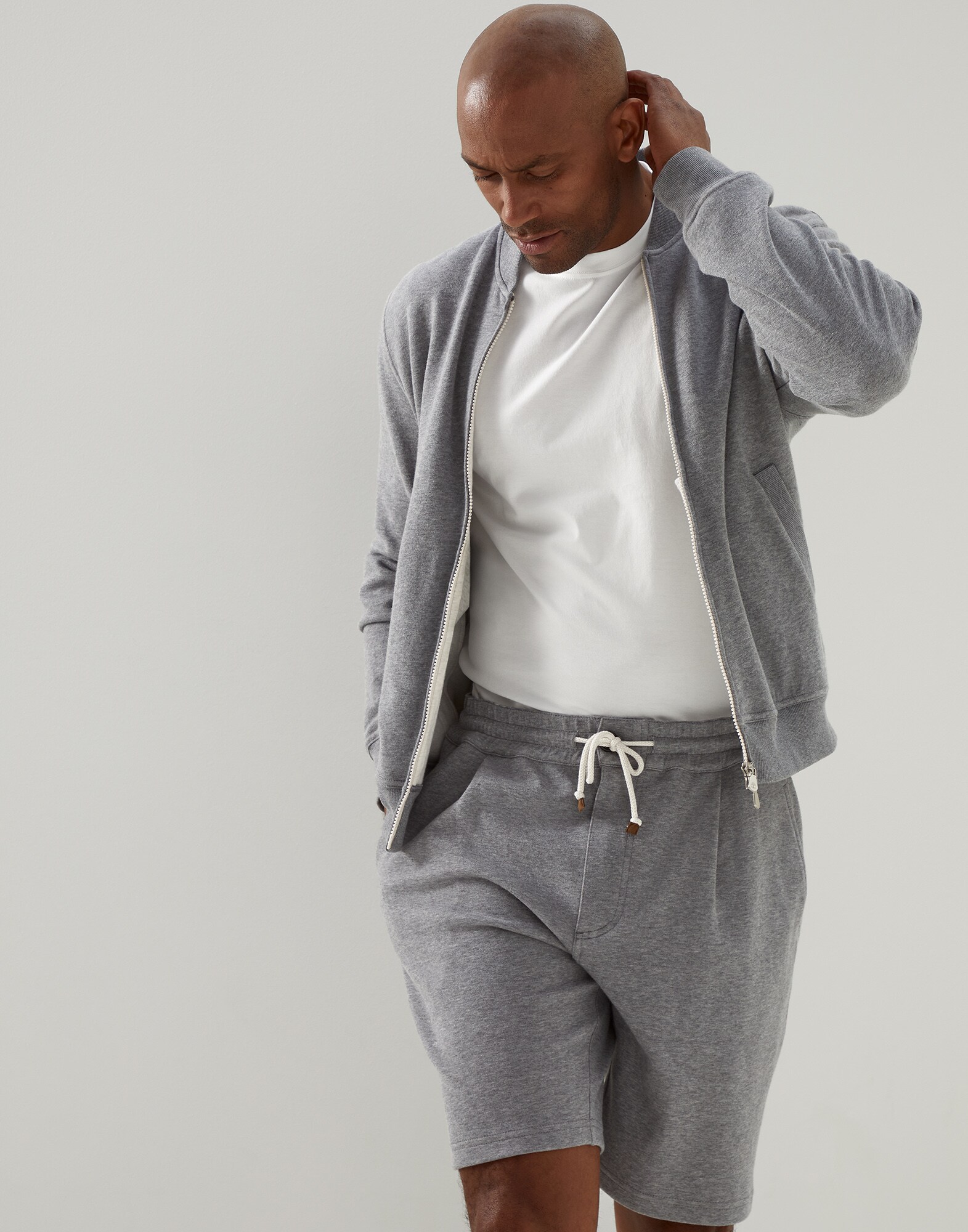 Sweatshirt - Editorial view