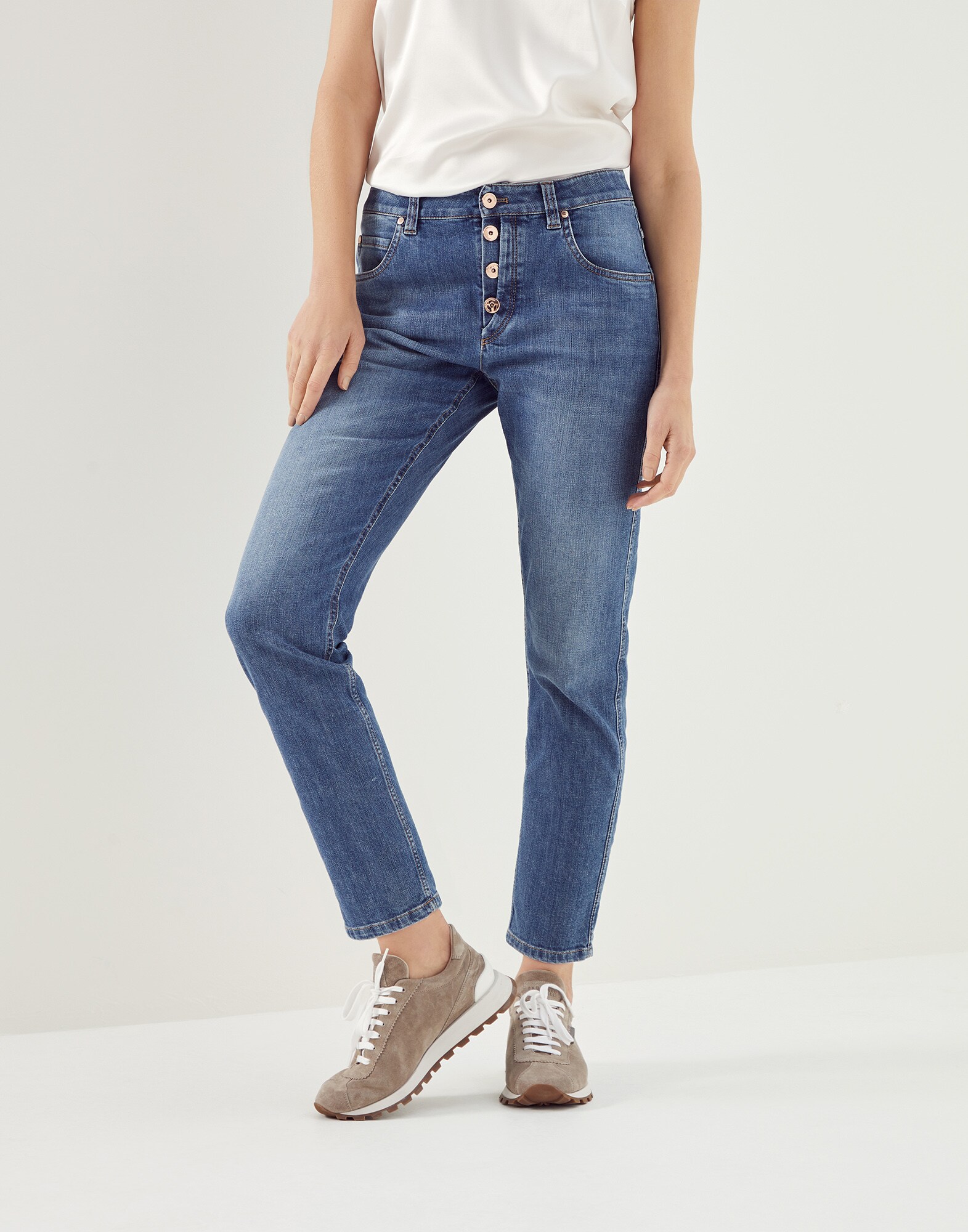 Trousers with monili