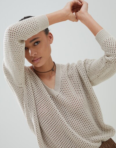 V-neck - Editorial view