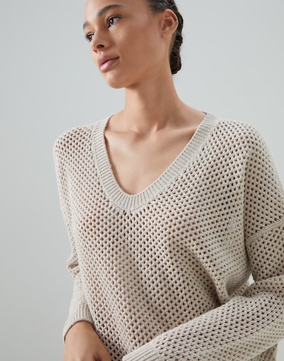 V-neck - Detail view