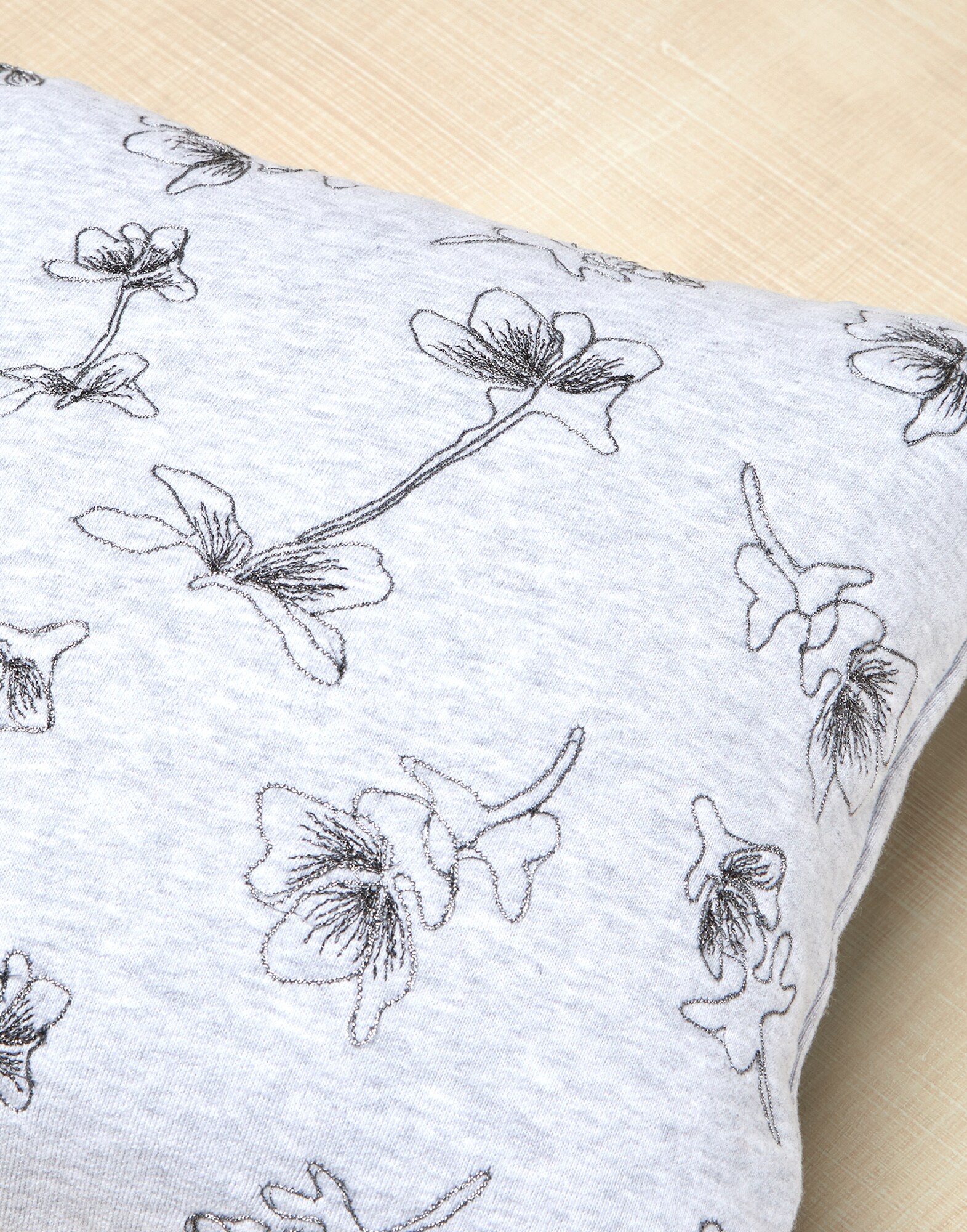 Blankets & Cushions - Detail view