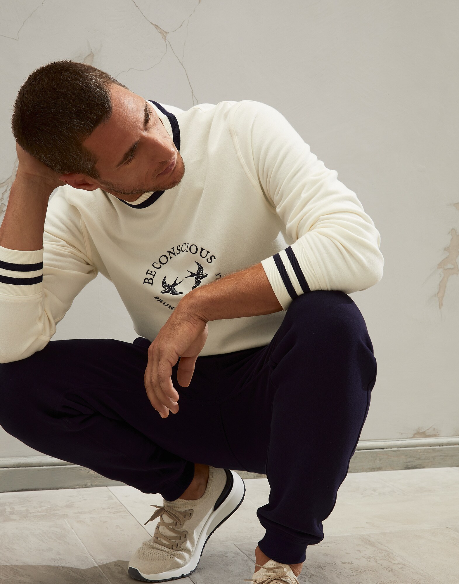 Sweatshirt - Editorial view