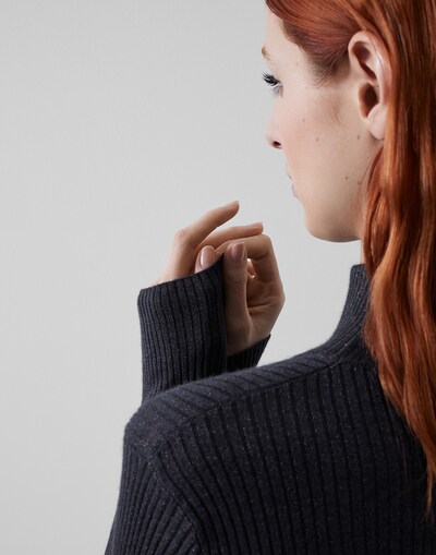 Turtleneck - Detail view