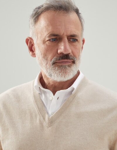 V-neck - Detail view