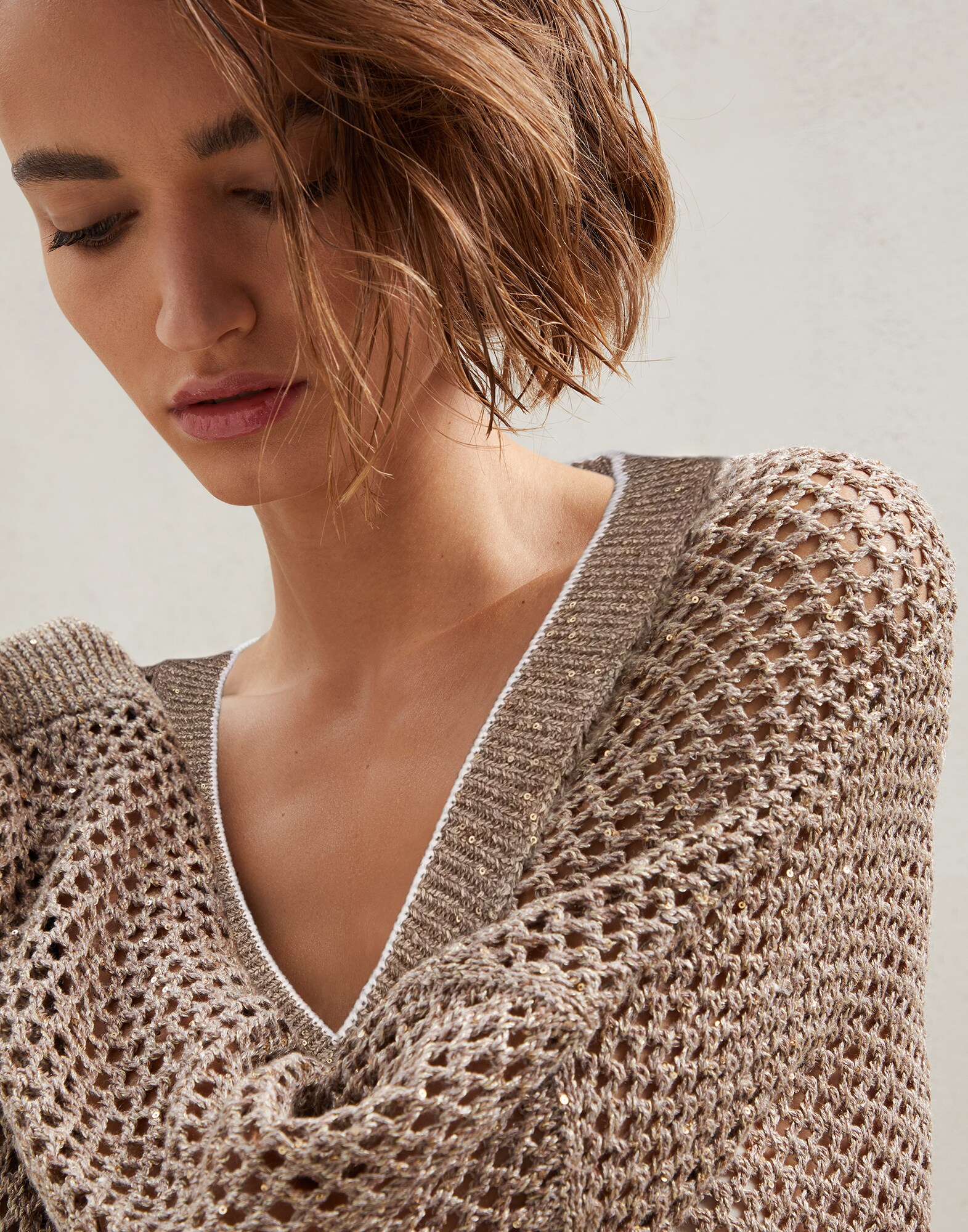 V-neck - Detail view