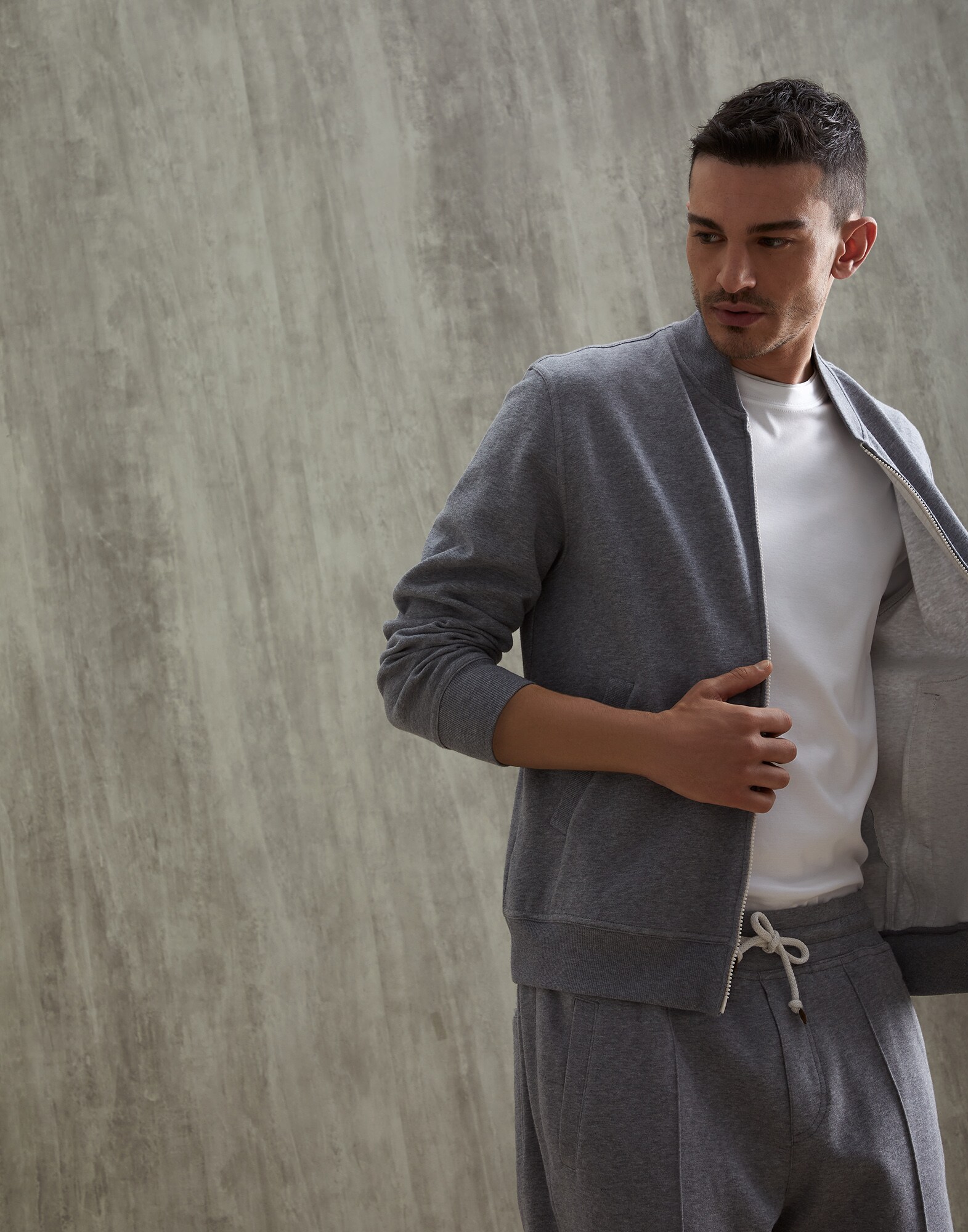 Sweatshirt - Editorial view