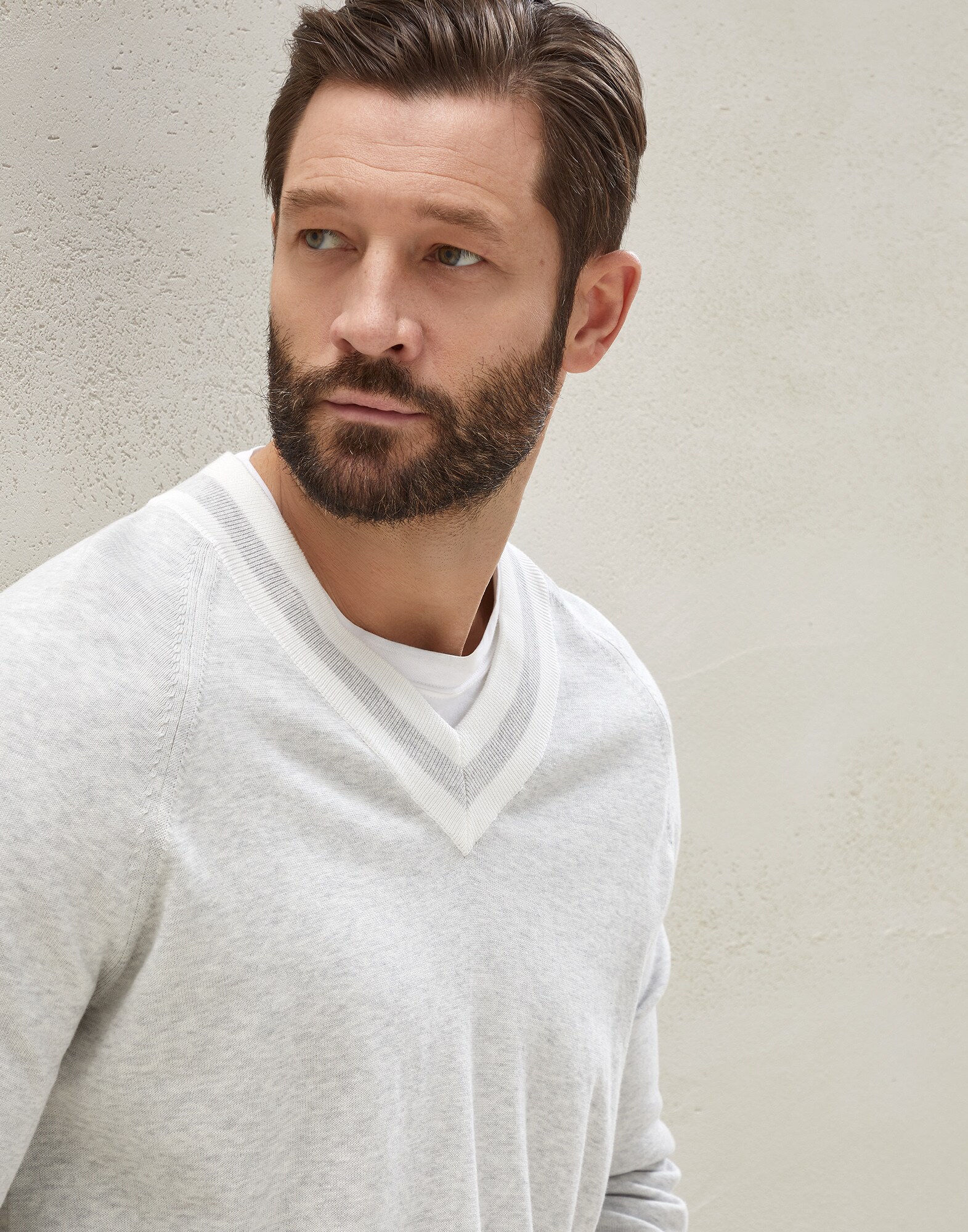 V-neck - Detail view